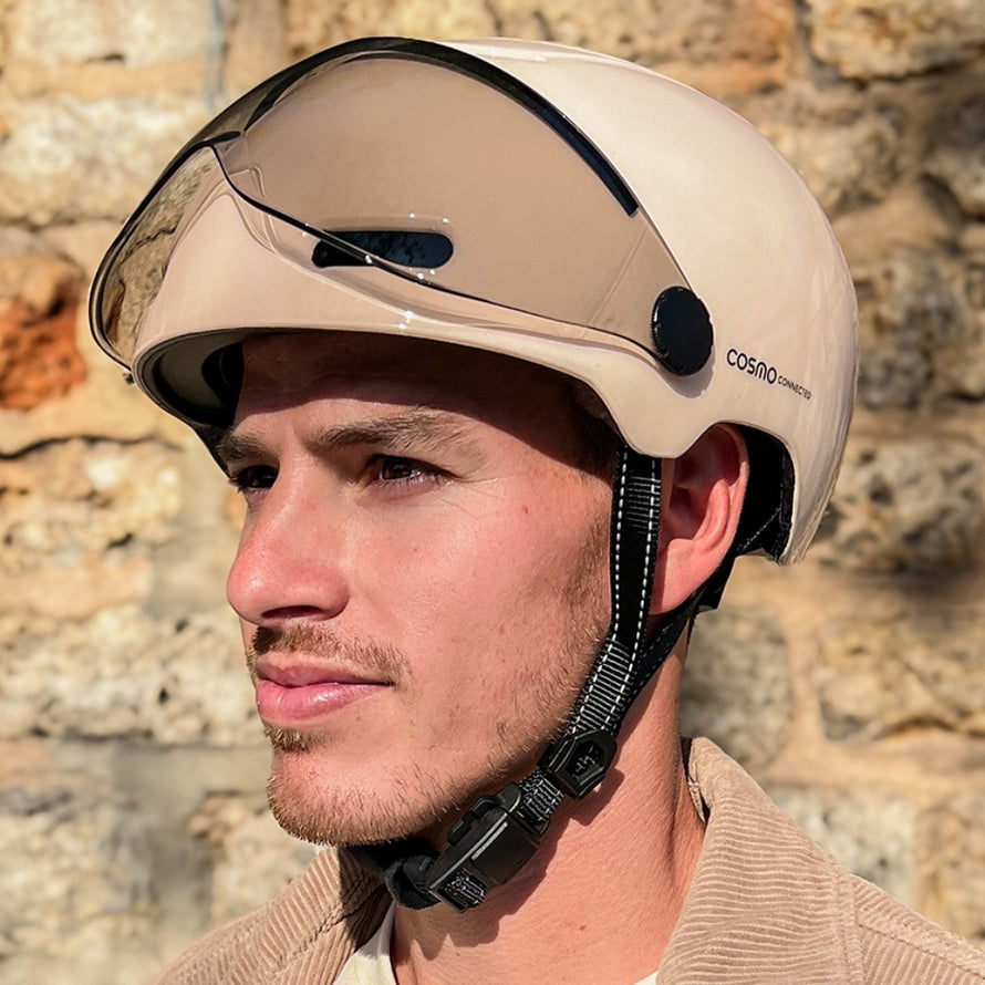 casque vélo lumineux connecté cosmo fusion sand vue de face lifestyle porté par un homme