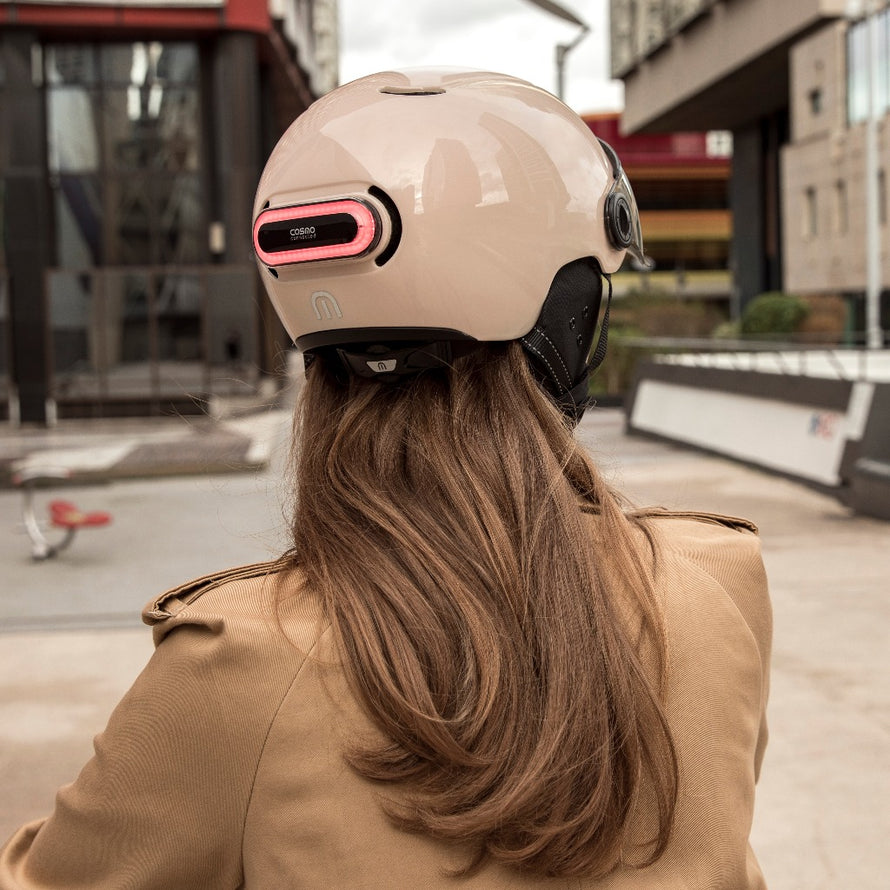 casque vélo lumineux connecté cosmo fusion sand vue de derrière lifestyle porté par une femme