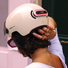 casque vélo lumineux connecté cosmo fusion sand vue de derrière lifestyle porté par une femme aux cheveux courts. 