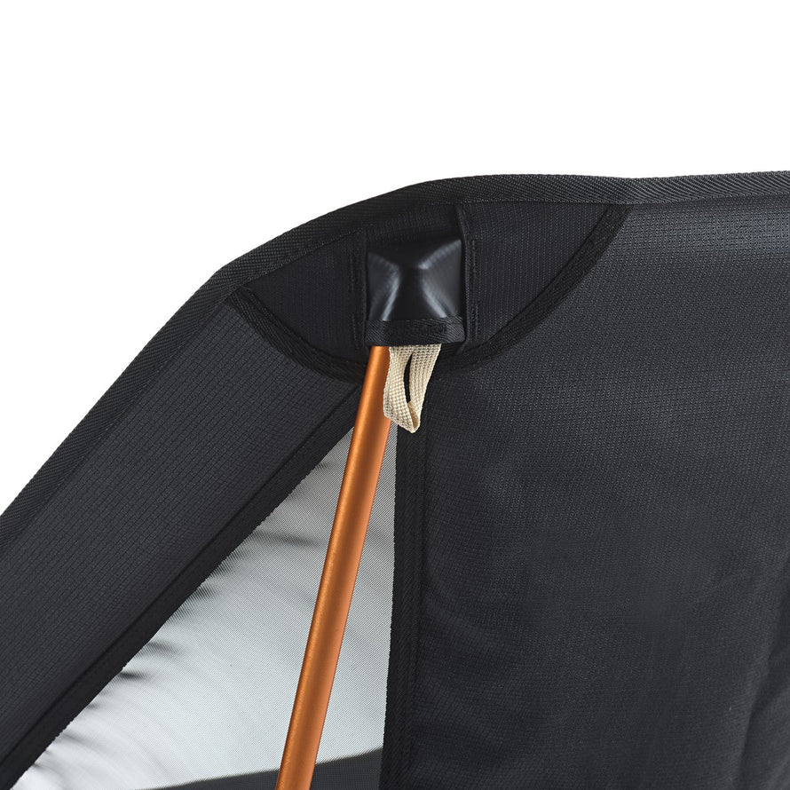 Chaise pliable legere Corto modele avec armature aluminium orange et tissu noir pour activites outdoor