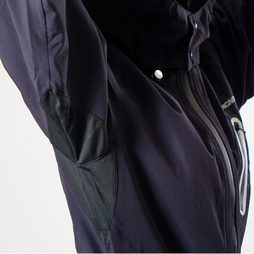 Détail des manches de la combinaison imperméable vélo ENTEGA Pignon Clothing unisexe avec tissu technique respirant