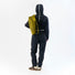 Combinaison imperméable vélo ENTEGA Pignon Clothing unisexe vue de dos avec sac à dos jaune