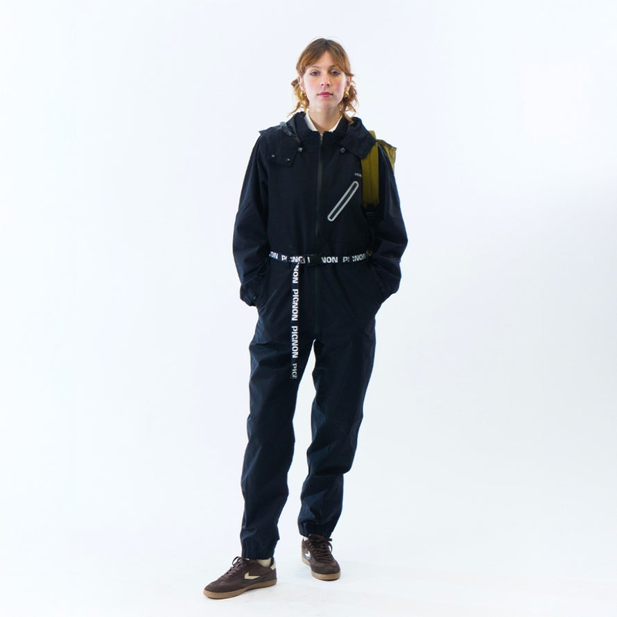 Vue frontale de la combinaison imperméable vélo ENTEGA Pignon Clothing unisexe avec capuche et ceinture