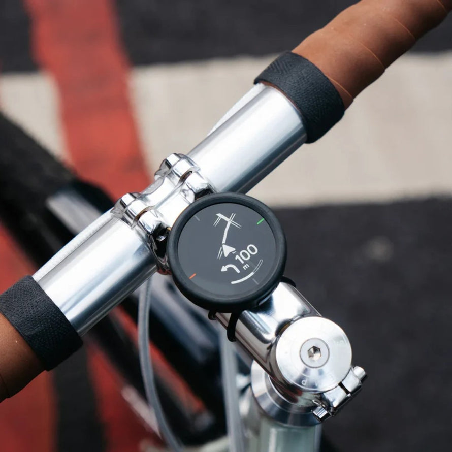 Compteur GPS Bellelli Beeline Velo 2 affichant une indication de navigation avec distance au prochain virage sur guidon