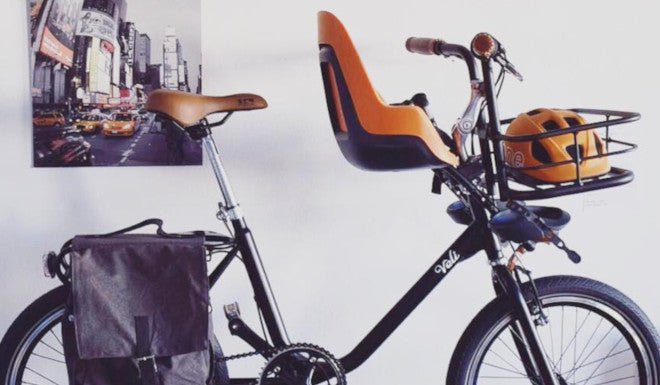 Llevar las alforjas y una silla infantil en la bicicleta