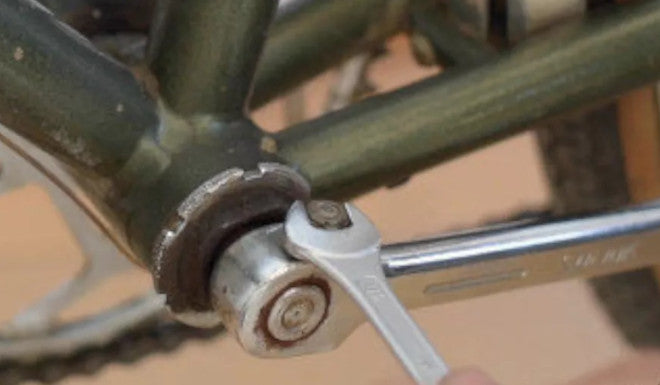 Comment monter et démonter un pédalier à clavettes vélo ?