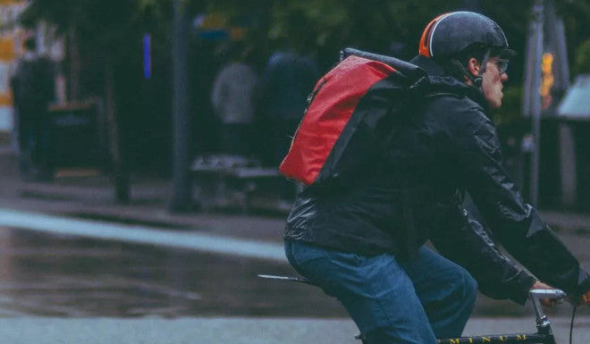 Andare in bici sotto la pioggia: i riflessi da adottare
