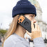 Coque QuadLock pour vélo en noir, fixée sur un smartphone, idéale pour cyclistes urbains