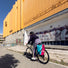 Cycliste urbain avec sacoches vélo Ortlieb Back Roller Cyber 2x20L bleu et rose robustes et étanches