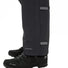 detail des bas de jambe du pantalon vaude escape avec bandes reglables et inserts reflectants pour la securite a velo