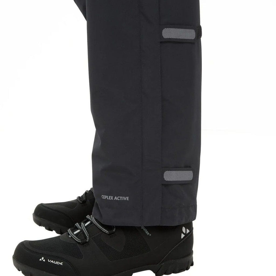 detail des bas de jambe du pantalon vaude escape avec bandes reglables et inserts reflectants pour la securite a velo