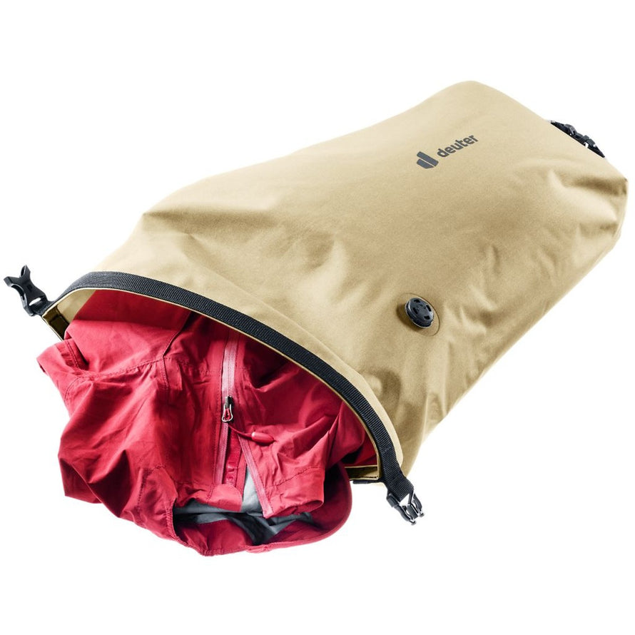 Sacoche de guidon bikepacking Cabezon 14 Deuter tan ouverte avec veste rouge, idéale pour ranger équipement vélo