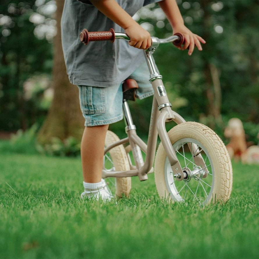 Draisienne enfant Urban Iki evolutive 2-6 ans couleur taupe avec pneus beige et cadre leger pour debuter en douceur