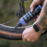 Application du preventif tubeless Elite Dynamic Barkeeper pour proteger et reparer les pneus de velo rapidement