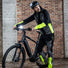 Cycliste portant le pantalon vélo Wowow Etna, vêtement étanche et technique, offrant confort, visibilité et style élégant par temps de pluie.
