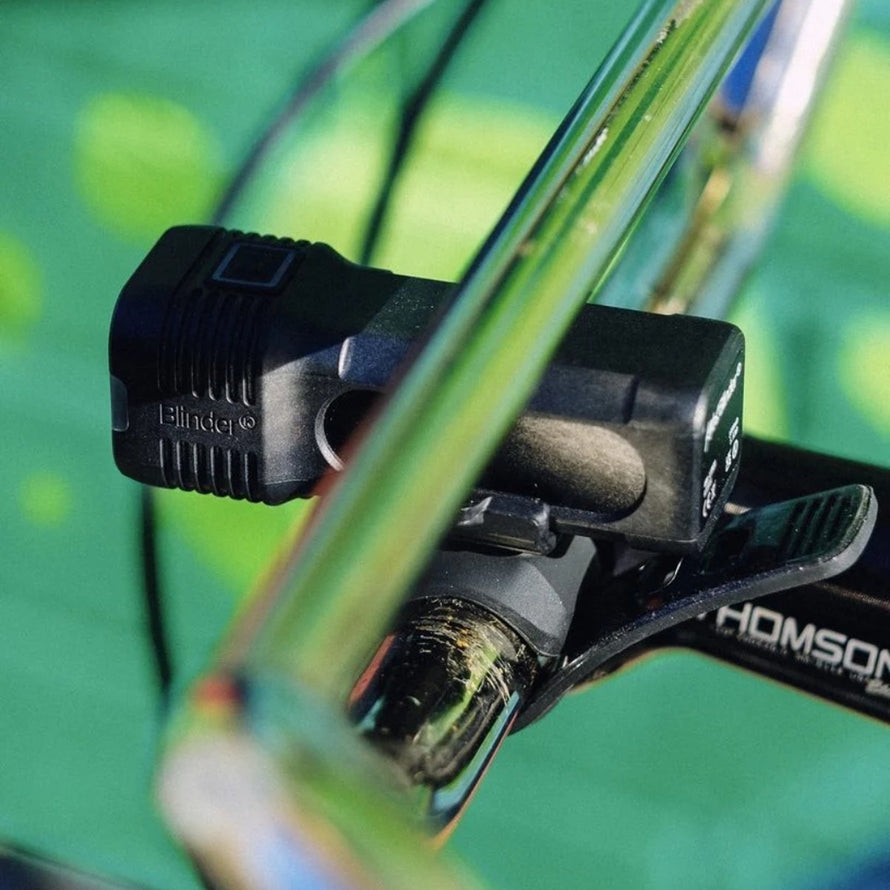 Feu arriere Knog Blinder Pro 400 Plus pour velo, compact et puissant pour une meilleure securite en circulation