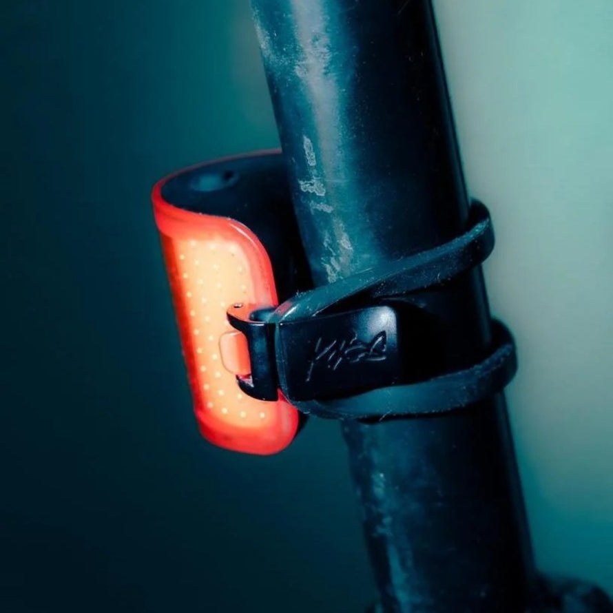 Feu arriere velo Knog Cobber Mini LED rouge compact avec fixation elastique pour une visibilite et securite maximales