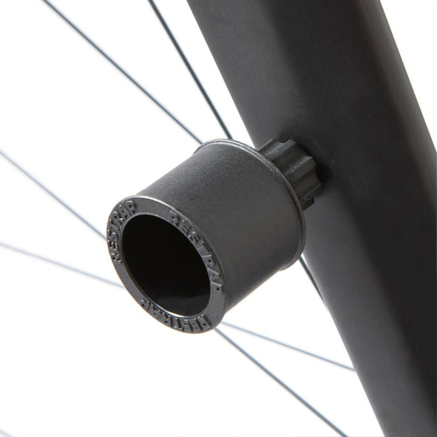 vue du restrap light mount fixe dans un oeillet de cadre de vélo