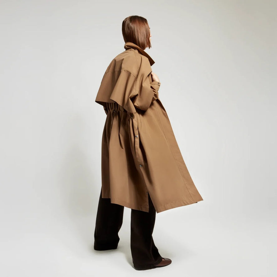 Trench-coat impermeable unisexe Fudoon marron vue de dos avec coupe ample et details fonctionnels