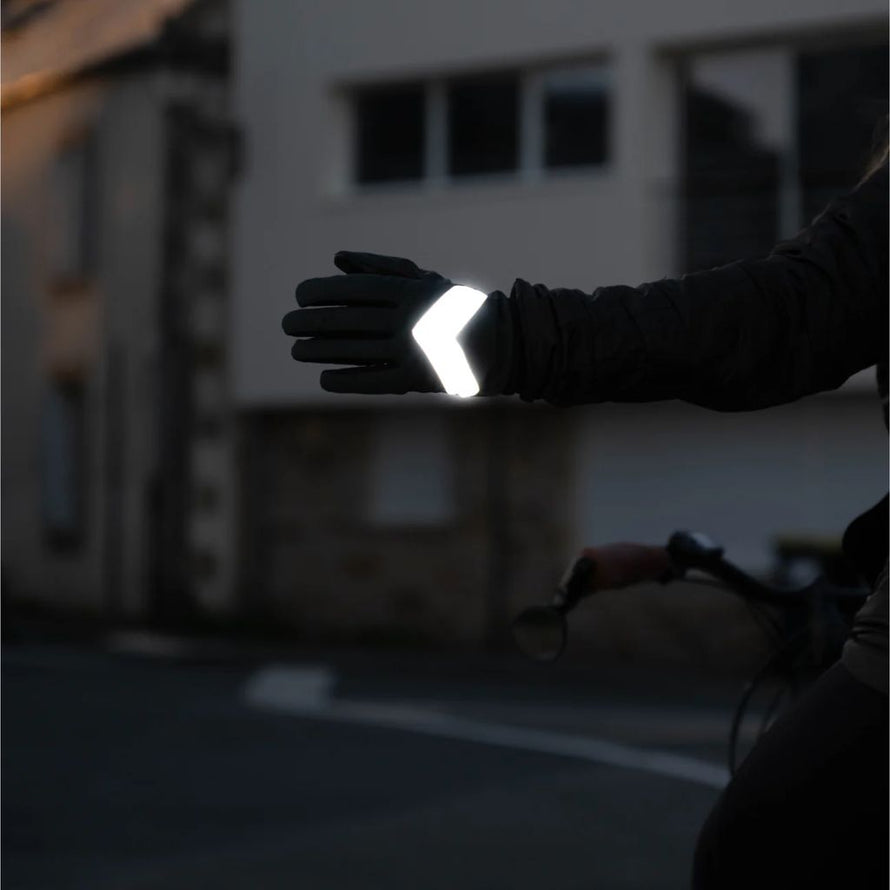 Flèche rétro-réfléchissante sur le dos des gants Rainette pour signaler la direction à vélo