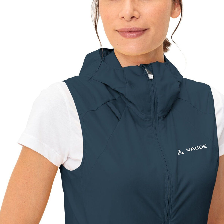 Gilet vélo femme Vaude Scopi bleu avec capuche, coupe-vent léger et respirant pour cyclisme