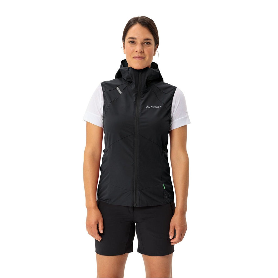 Gilet vélo coupe-vent Vaude Scopi femme avec capuche légère et zip, idéal pour cyclisme en conditions venteuses