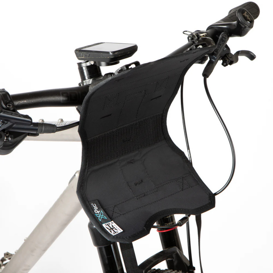 Détail du système de fixation du holster de la sacoche Race Bar Bag Flat Bar