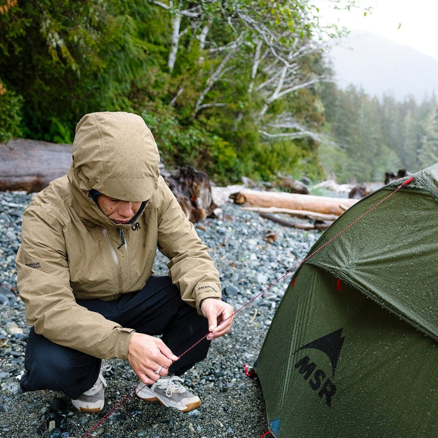 Personne installe la tente MSR Hubba Hubba HD 2P résistante à la pluie pour bivouac outdoor à deux