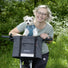 Sac de velo pour chien Doggy de la marque KLICKfix avec chien et femme en balade en plein air