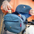 Sacoche guidon Klickfix Reisenthel FunBag 4L bleu ouverte avec rangement pratique pour accessoires vélo urbain