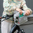 Sacoche guidon vélo Klickfix Roomy 4L gris clair avec bandoulière, pratique et élégante pour vos trajets urbains