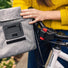 Sacoche guidon Klickfix Roomy 4L gris clair avec bandoulière, pratique et légère pour vos trajets à vélo