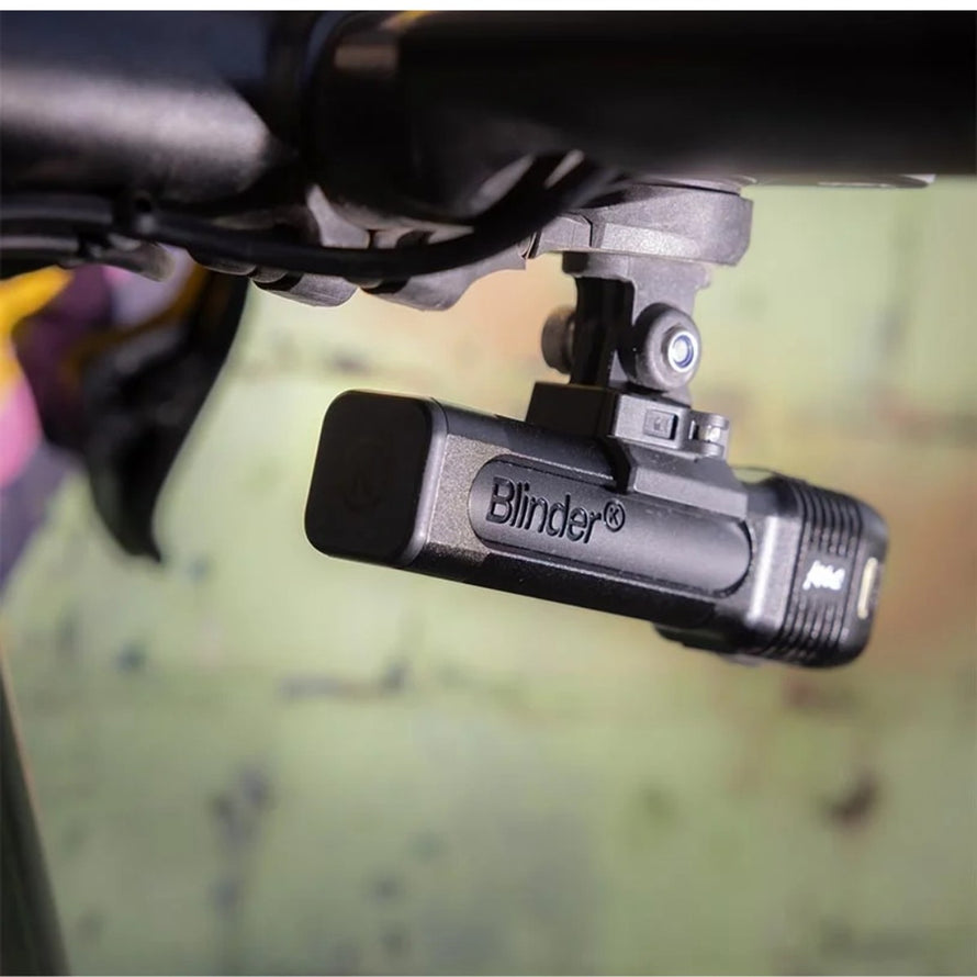 Eclairage avant velo Knog Blinder Pro 1400 lumens LED rechargeable pour une visibilite claire et securite accrue