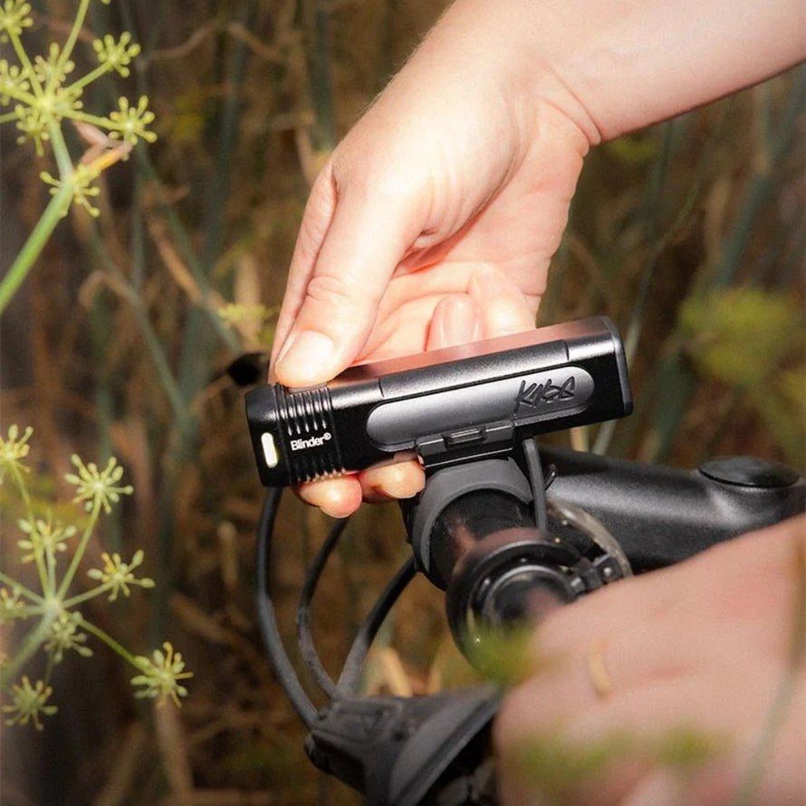 Eclairage velo Knog Blinder Pro 700 Plus noir avec LED puissante et recharge USB pour une meilleure securite