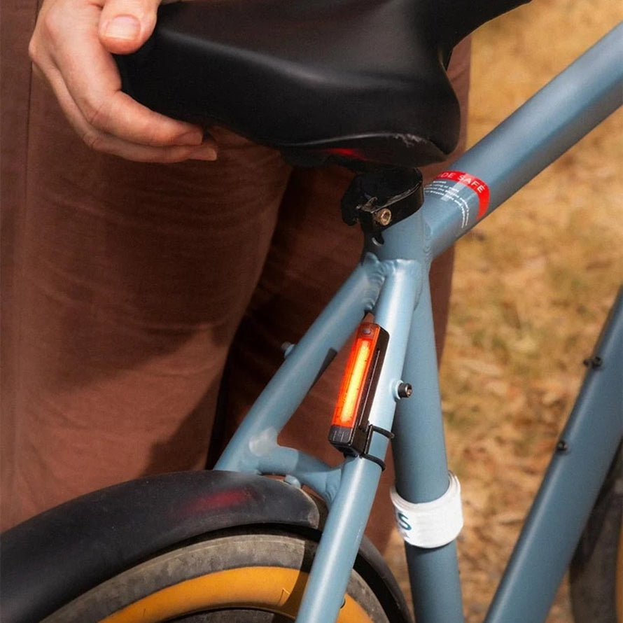 Feu arriere Knog Blinder Pro 700 Plus noir avec LED puissante et recharge USB pour securite en conditions urbaines