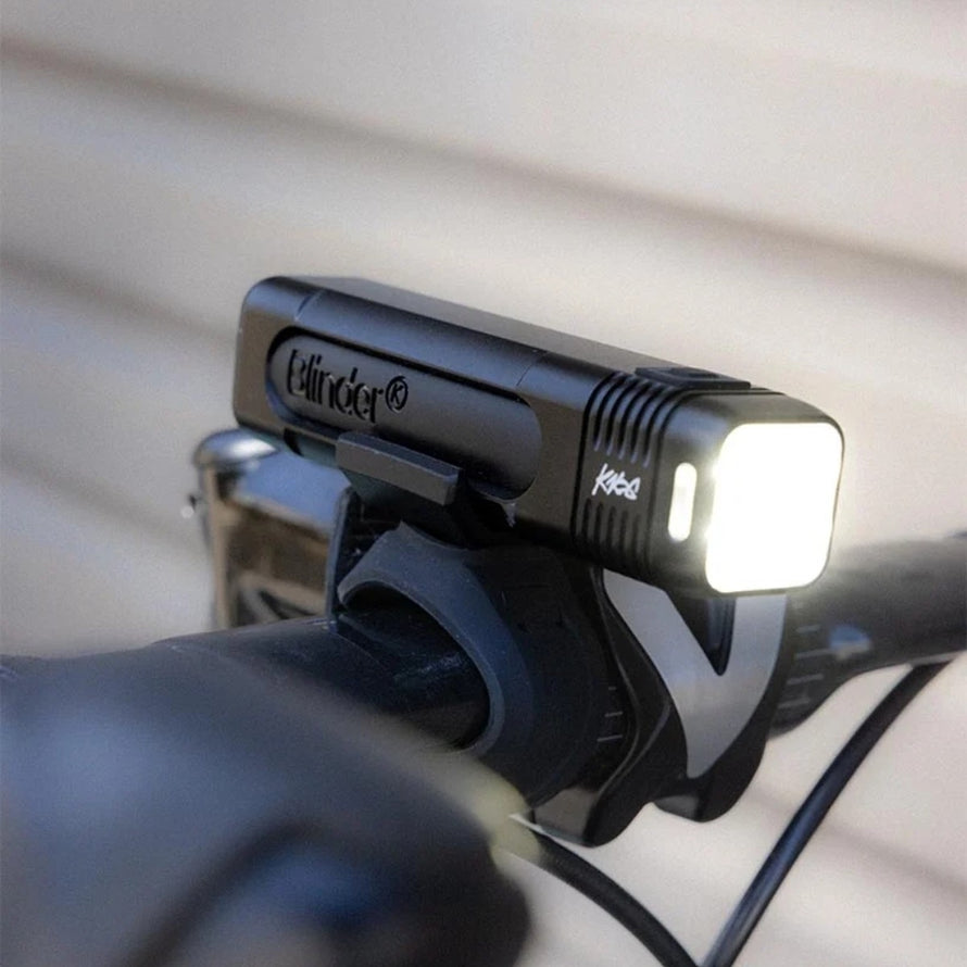 Kit eclairage velo Knog Blinder Pro 1000 et Cobber Reflex pour une visibilite claire et securite optimale