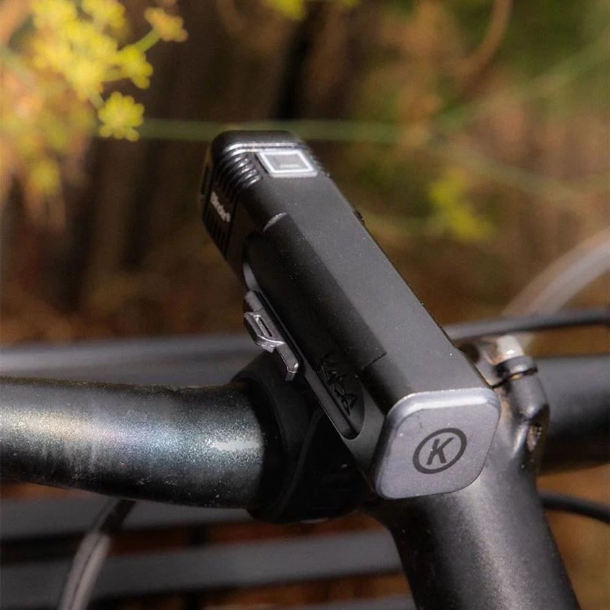 Lampe avant vélo Knog Blinder Pro 700 LED rechargeable USB-C pour une visibilité claire et sécurisée