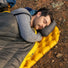 Matelas Sea to Summit Ultra Light XR Pro jaune, confort optimal pour nuits en plein air lors de randonnées
