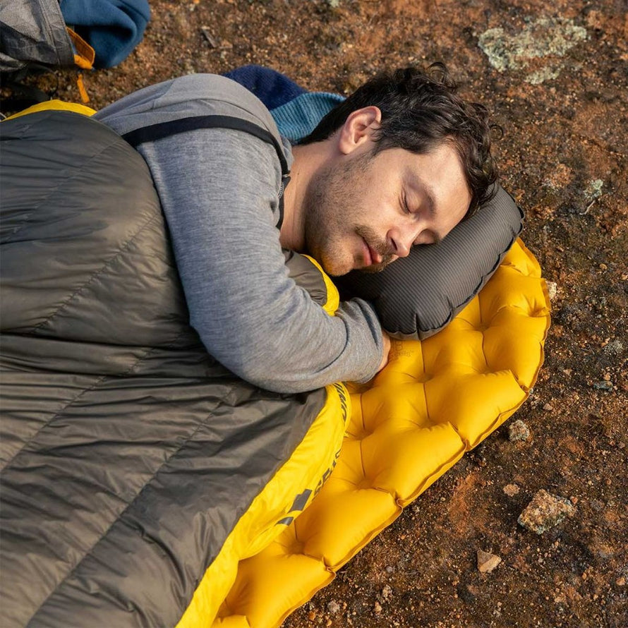 Matelas Sea to Summit Ultra Light XR Pro jaune, confort optimal pour nuits en plein air lors de randonnées