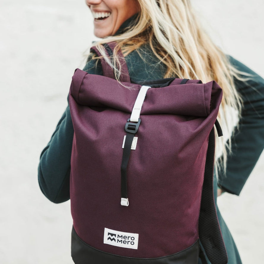 Sac a dos imperméable roll-top MeroMero Wanaka violet foncé et noir, idéal pour cyclistes urbains élégants
