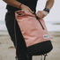 Sac a dos roll-top imperméable Meromero Wanaka rose et noir avec fermeture pliable pour cyclistes urbains