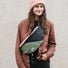 Sacoche banane grand format HOÏAN 3L Meromero portée par femme, design tricolore et pratique pour cyclistes urbains