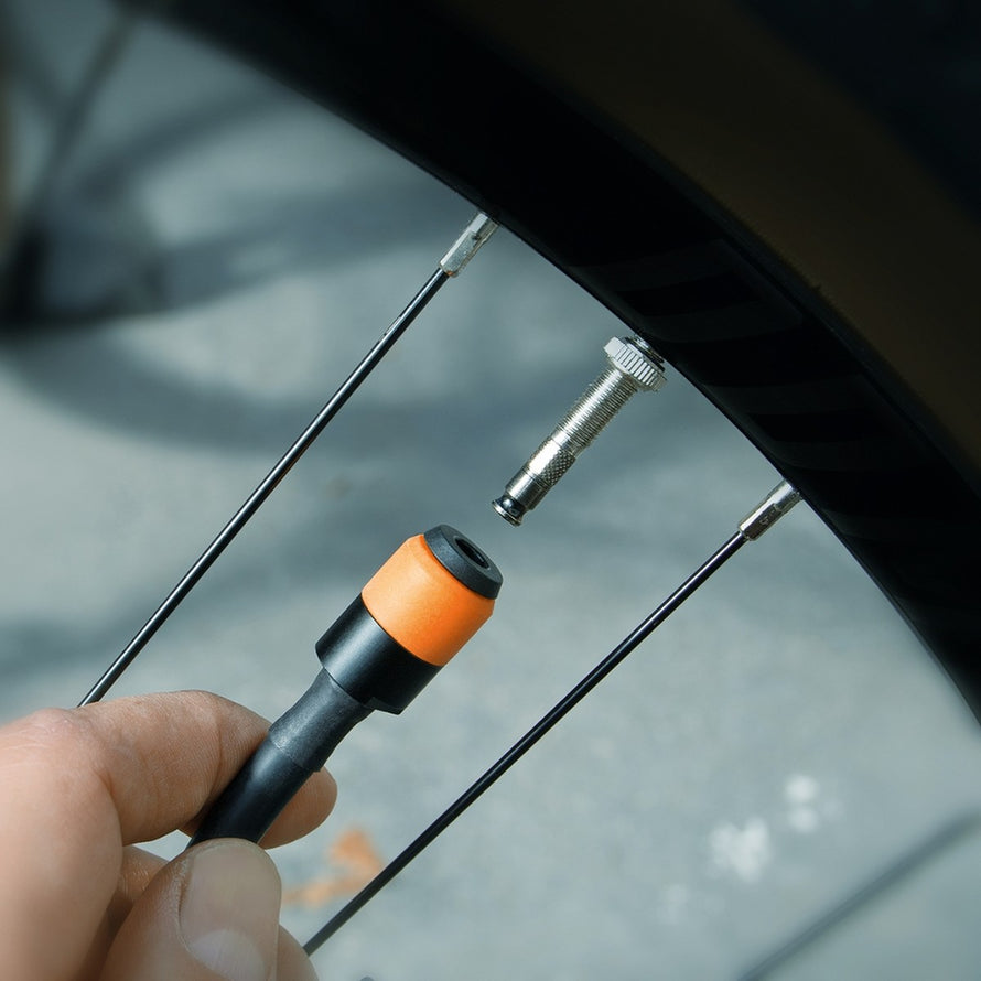 Mini pompe SKS Airflex Explorer Clik Tec pour velo, gonflage rapide et connexion fiable avec systeme Clik Tec