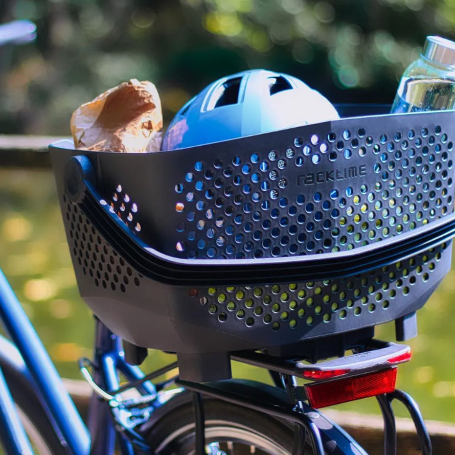 Montage d'un panier Racktime sur la plaque d'adaptation Snapit 2.0 pour transporter des bagages à vélo