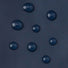 Moufles enfants Reima Puro bleues avec détails réfléchissants, vue de l'imperméabilité du tissu. 