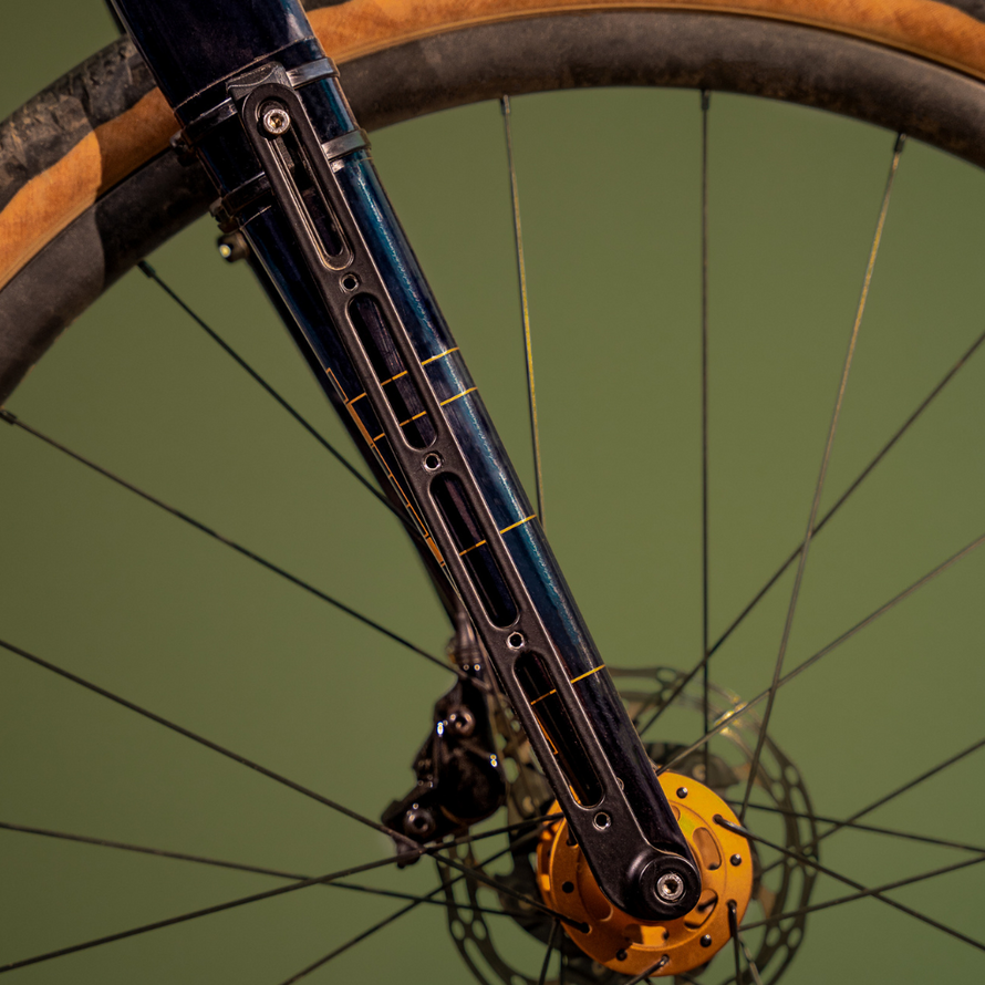 Support vélo robuste, léger et stable. Montage sans œillets pour fourches carbone ou suspendues