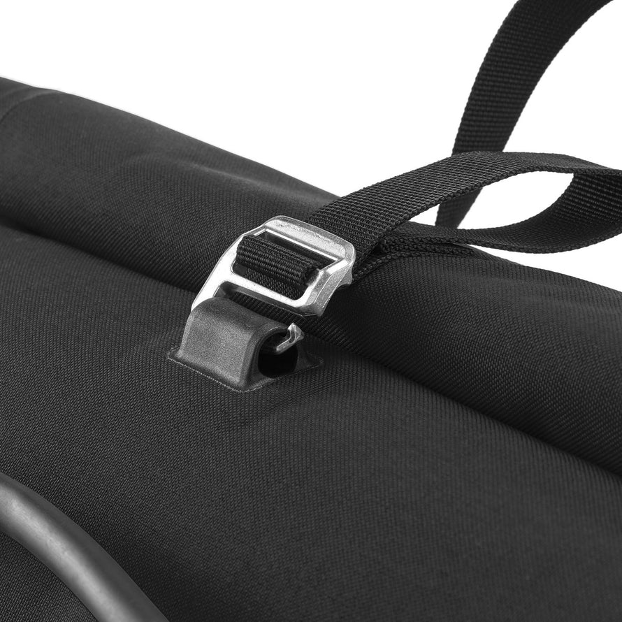 Zoom sur la fixation robuste du sac a dos convertible sacoche velo Ortlieb Vario Plus Cordura noir