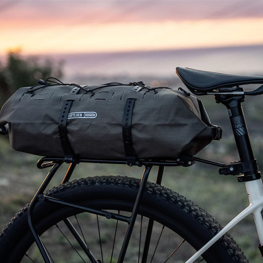 Sac etanche Ortlieb Dry-Pack avec fixation velo compacte, protection efficace contre pluie et poussiere