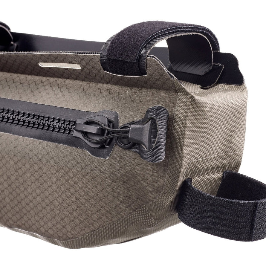 Sacoche bikepacking TopTube Ortlieb avec fixation velcro et tissu imperméable pour cadre vélo robuste
