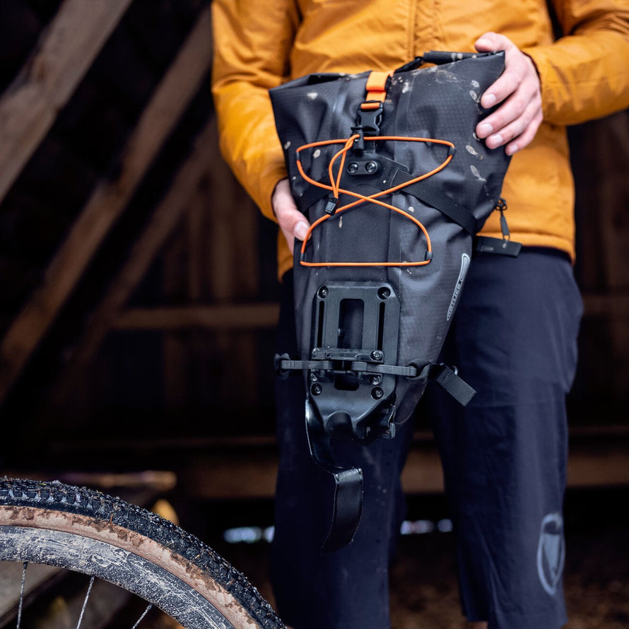 Sacoche de selle Ortlieb Seat-Lock 13 L noire avec fixation rapide et étanchéité pour vélo aventure